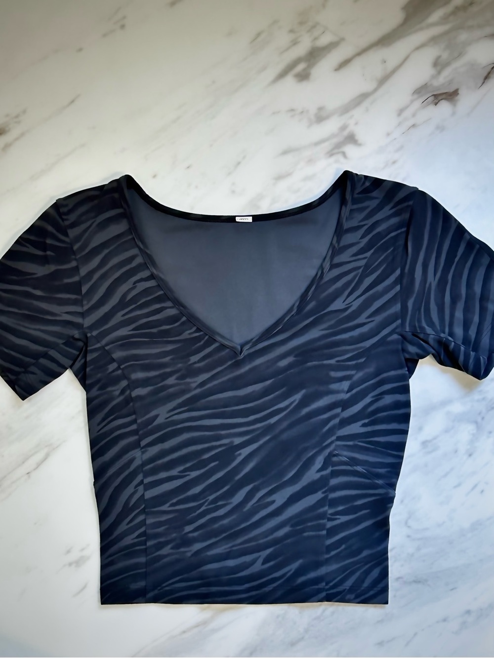 Lululemon Cropped Slim Yoga Short Sleeve Shirt in Zebra Print, Size 4